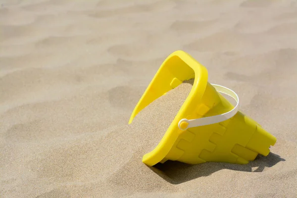 Kumda Sarı Plastik Kova Mesaj Için Yer Plaj Oyuncağı — Stok fotoğraf