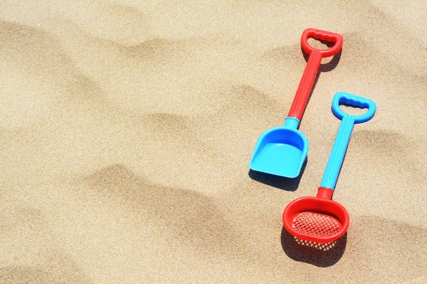 Plastik Kürek Kumda Elek Metin Için Yer Plaj Oyuncakları — Stok fotoğraf