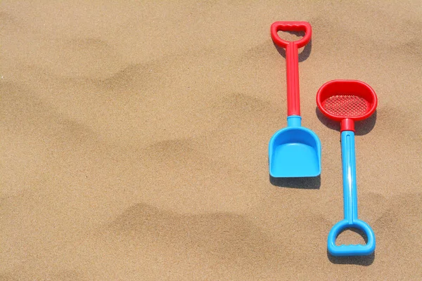 Plastik Kürek Kumda Elek Metin Için Yer Plaj Oyuncakları — Stok fotoğraf