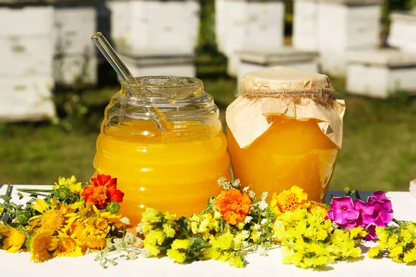 Läcker Färsk Honung Och Vackra Blommor Vitt Träbord Bikupa — Stockfoto
