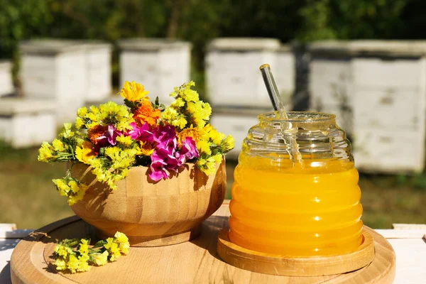 Läcker Färsk Honung Och Vackra Blommor Träskiva Bikupa — Stockfoto