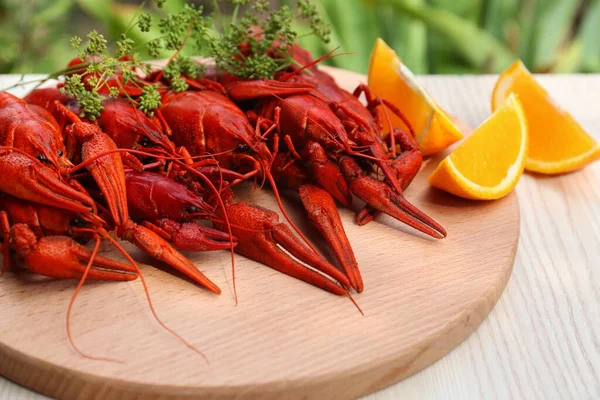 Delicioso Cangrejo Rojo Cocido Naranja Sobre Mesa Madera Blanca Primer — Foto de Stock