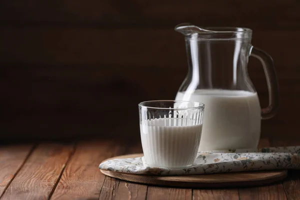 Smaklig Färsk Mjölk Kanna Och Glas Träbord Utrymme För Text — Stockfoto