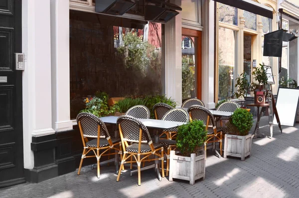街の通りのカフェの近くの椅子とテーブル — ストック写真