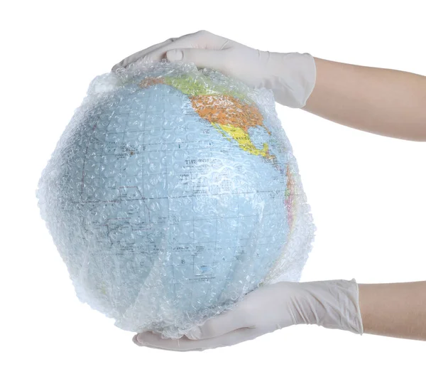 Frau Mit Globus Luftpolsterfolie Auf Weißem Hintergrund Nahaufnahme Umweltschutzkonzept — Stockfoto