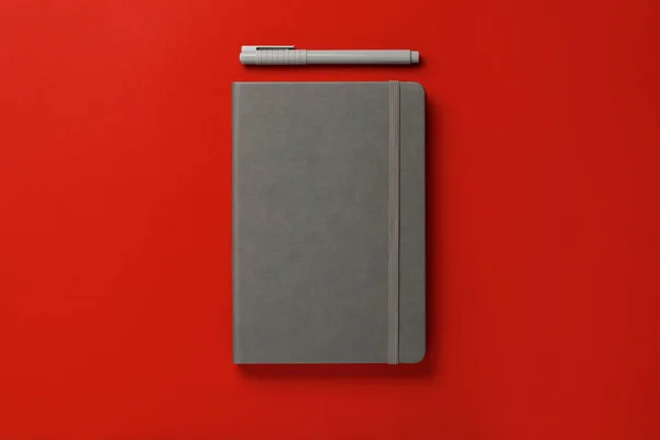Cuaderno Gris Pluma Sobre Fondo Rojo Plano — Foto de Stock