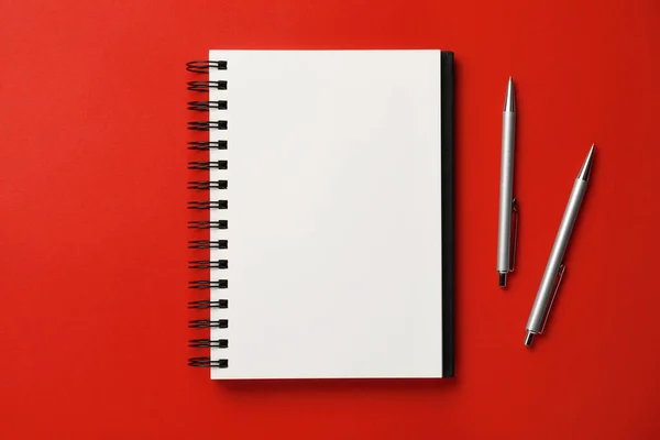 Notebook Tollak Piros Háttér Lapos Laikus — Stock Fotó