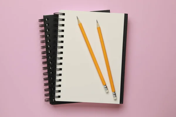 Σημειωματάρια Και Μολύβια Ανοιχτό Ροζ Φόντο Πάνω Όψη — Φωτογραφία Αρχείου