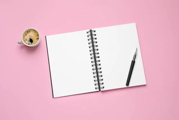 Composición Laica Plana Con Elegante Cuaderno Sobre Fondo Rosa — Foto de Stock