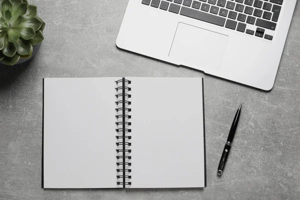 Composição Leigos Planos Com Notebook Elegante Mesa Cinza — Fotografia de Stock