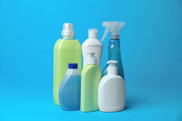 Πολλά Μπουκάλια Διαφορετικών Απορρυπαντικών Ανοιχτό Μπλε Φόντο Είδη Καθαρισμού — Φωτογραφία Αρχείου