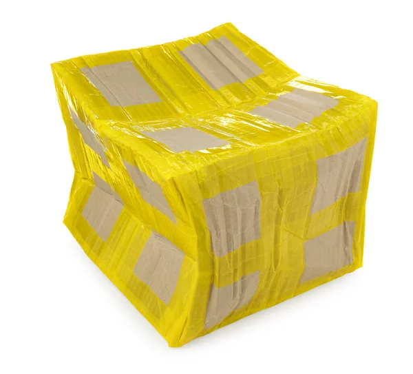 Beyaz Arka Planda Sarı Bantlı Buruşuk Karton Paket Kutusu — Stok fotoğraf