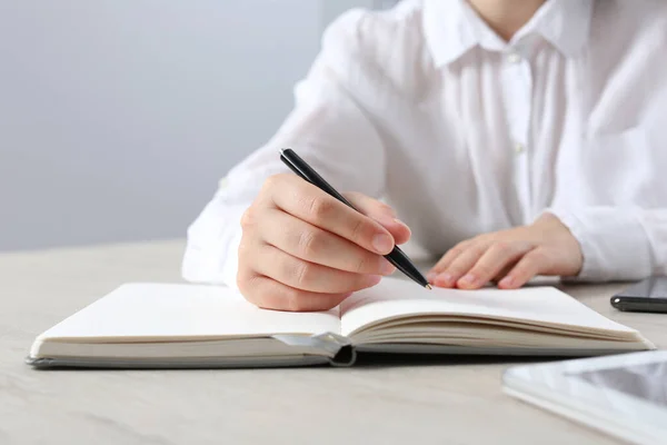 Mujer Escribiendo Cuaderno Mesa Madera Oficina Primer Plano —  Fotos de Stock