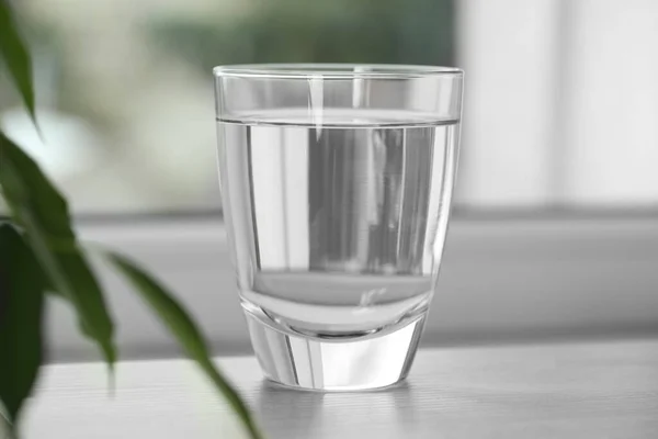Γυαλί Από Καθαρό Νερό Ξύλινο Τραπέζι Φόντο Θολή — Φωτογραφία Αρχείου
