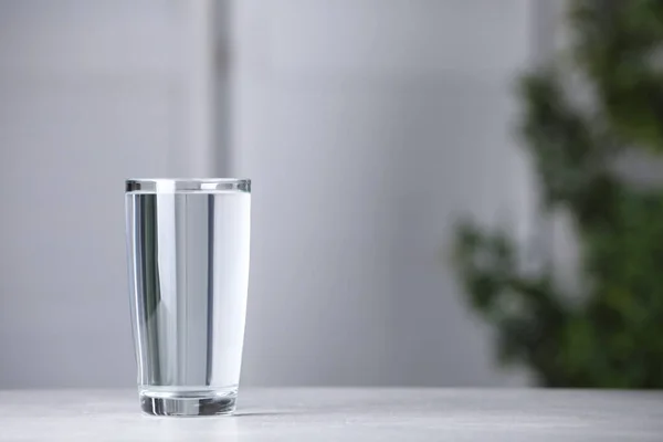 Glas Reines Wasser Auf Hellgrauem Tisch Drinnen Platz Für Text — Stockfoto