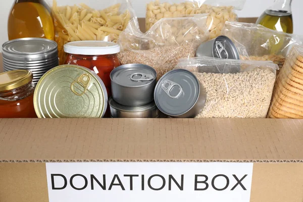 Spendenbox Mit Verschiedenen Lebensmitteln Nahaufnahme — Stockfoto