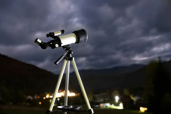 Modernt Nytt Teleskop Och Berg Kvällen — Stockfoto