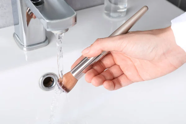 Cepillo Maquillaje Lavado Mujer Bajo Corriente Agua Fregadero Primer Plano — Foto de Stock
