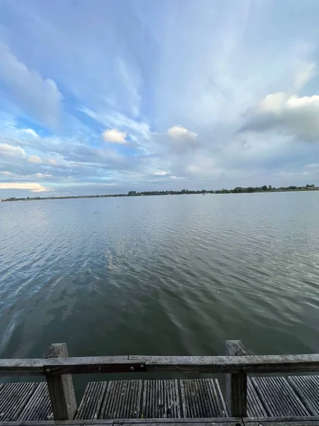 川の美しい景色木製の桟橋と曇りの空 — ストック写真