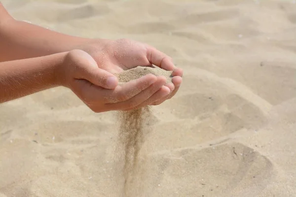 Criança Derramando Areia Mãos Praia Close Com Espaço Para Texto — Fotografia de Stock