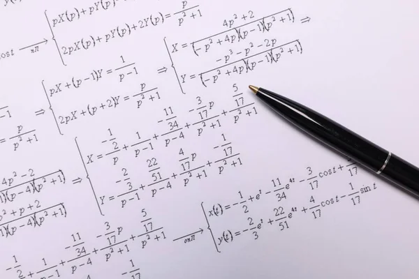 Folha Papel Com Fórmulas Matemáticas Caneta Vista Superior — Fotografia de Stock