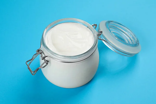 Jar Välsmakande Ekologisk Yoghurt Ljusblå Bakgrund — Stockfoto