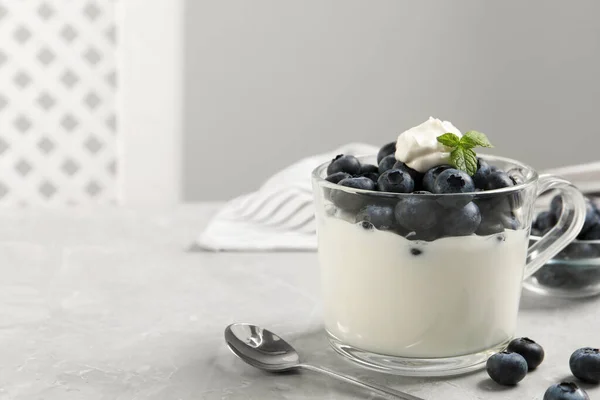 Pyszny Jogurt Jagodami Podawany Szarym Marmurowym Stole Miejsce Tekst — Zdjęcie stockowe