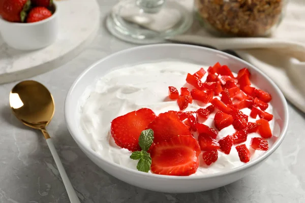 Delicioso Yogur Servido Con Fresas Mesa Mármol Gris Primer Plano —  Fotos de Stock