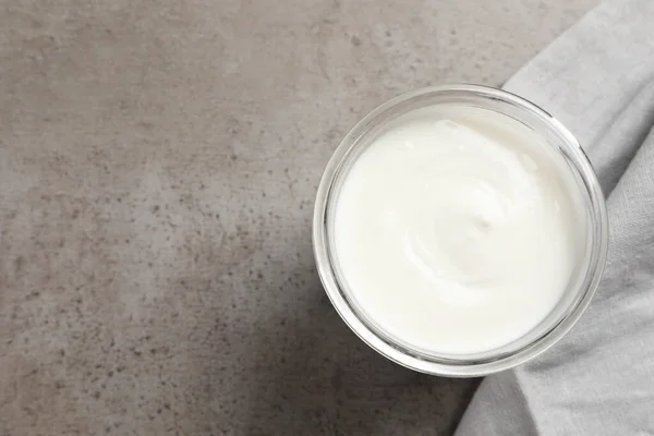 有美味有机酸奶的罐子在灰色的桌子上 顶部视图 案文的篇幅 — 图库照片