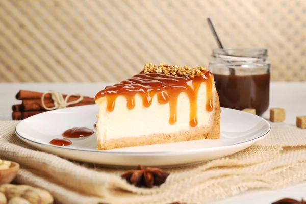 Gâteau Fromage Savoureux Caramel Noix Servi Sur Table — Photo