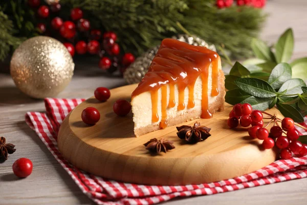 Tasty Caramel Cheesecake Christmas Decorations Wooden Table — Stock Photo, Image
