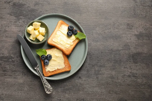 Délicieux Toasts Servis Avec Beurre Des Bleuets Sur Une Table — Photo