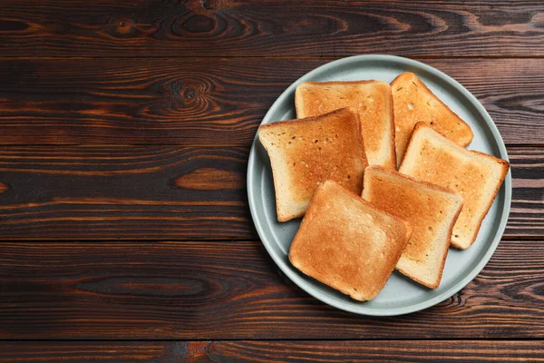 木製のテーブルの上においしいトーストパンのスライス トップビュー テキストのスペース — ストック写真
