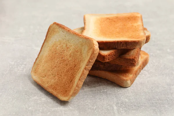 Шматочки Смачного Підсмаженого Хліба Світло Сірому Столі — стокове фото