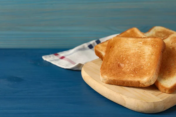 Κομματάκια Νόστιμο Φρυγανισμένο Ψωμί Μπλε Ξύλινο Τραπέζι Χώρος Για Κείμενο — Φωτογραφία Αρχείου