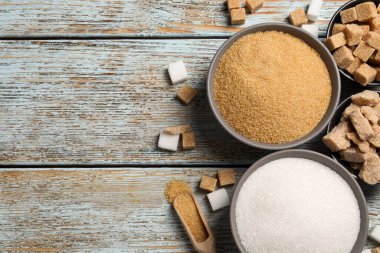 Kırsal tablonun üzerinde değişik tipte şeker içeren düz bileşim, metin için boşluk