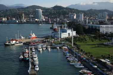 Batumi, Gürcistan - 12 Ekim 2022: Deniz kıyısı yakınlarındaki modern şehir manzarası