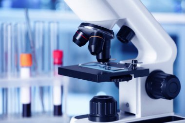 Laboratuvarda modern tıbbi mikroskop, yakın plan. Metin için boşluk