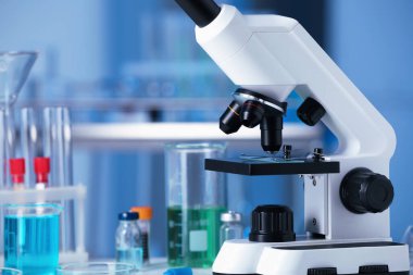 Laboratuvardaki modern tıbbi mikroskop. Metin için boşluk