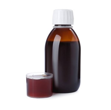 Beyaz arka planda şerbet dolu bir şişe. Öksürük ve nezle ilacı