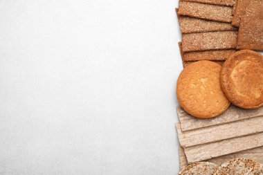 Çavdar gevreği, pirinç keki ve pirinçler beyaz masada, düz bir şekilde. Metin için boşluk