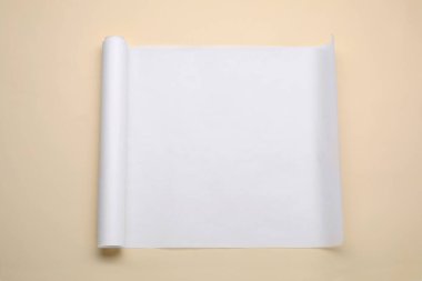 Bej arka planda, en üstteki görünümde, fırın kağıdı rulosu