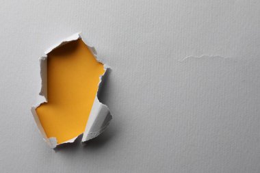 Sarı arkaplan üzerine beyaz kağıtta boşluk, metin için boşluk