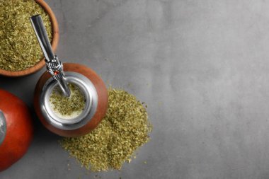 Calabash, çay ve bombilla, açık gri masada, düz yerde. Metin için boşluk
