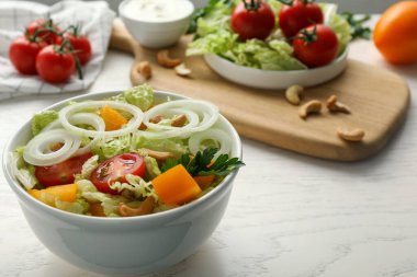 Çin lahanalı, domatesli ve soğanlı bir kase lezzetli salata, yakın plan. Metin için boşluk