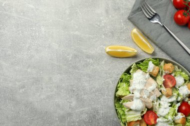 Çin lahanası, salatalık, et ve domatesli lezzetli salata gri masada servis edilir. Metin için boşluk