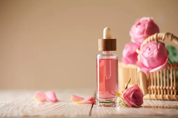 Garrafa Óleo Essencial Rosa Flores Mesa Madeira Branca Contra Fundo — Fotografia de Stock