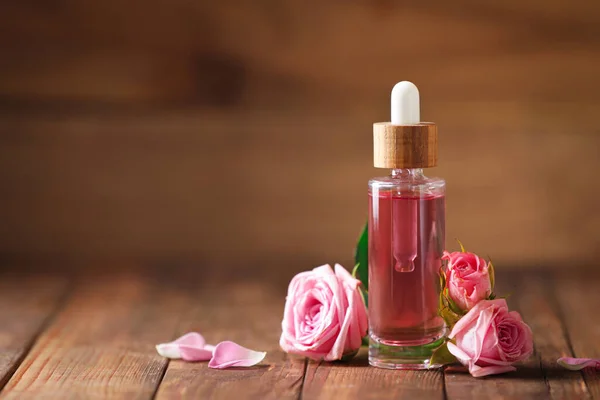 Botella Aceite Esencial Rosa Rosas Sobre Mesa Madera Espacio Para — Foto de Stock