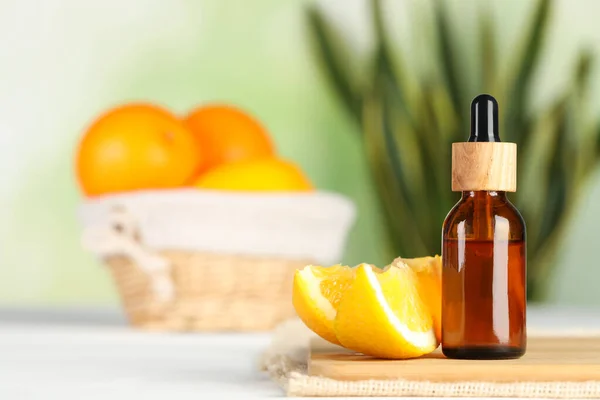Botella Aceite Esencial Naranja Sobre Mesa Madera Blanca Espacio Para — Foto de Stock