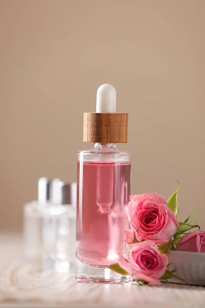 Garrafa Óleo Essencial Rosa Flores Mesa Madeira Branca Contra Fundo — Fotografia de Stock